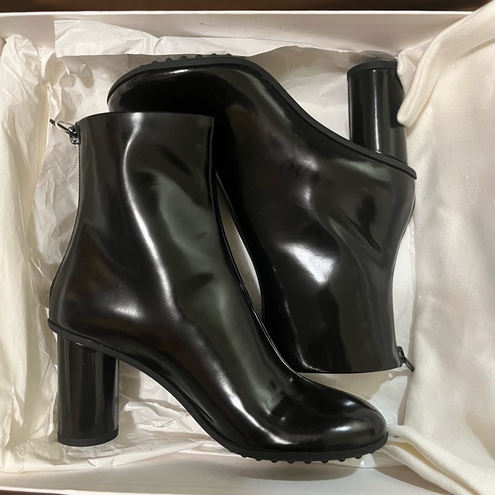 Bottega Veneta Black Patent Leather Round-Toe Ankle Booties